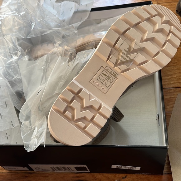 NIB Dolce Vita Pacen Faux Suede Winter Ankle Boots Sage Suede Size 8 - Picture 3 of 7